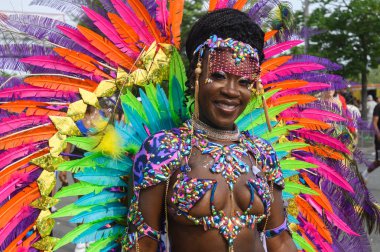 Toronto, ON, Kanada - 3 Ağustos 2024: Toronto 'daki Caribana Geçit Töreni için gösterişli tüylü geçit töreni kostümü giyen katılımcı