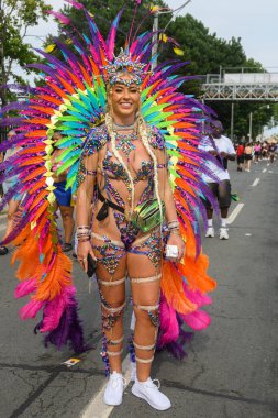Toronto, ON, Kanada - 3 Ağustos 2024: Toronto 'daki Caribana Geçit Töreni için gösterişli tüylü geçit töreni kostümü giyen katılımcı