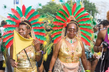 Toronto, ON, Kanada - 3 Ağustos 2024: Toronto 'daki Caribana Geçit Töreni için gösterişli tüylü geçit töreni kostümü giyen katılımcı