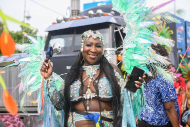 Toronto, ON, Kanada - 3 Ağustos 2024: Toronto 'daki Caribana Geçit Töreni için gösterişli tüylü geçit töreni kostümü giyen katılımcı