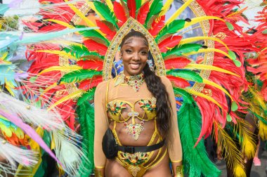 Toronto, ON, Kanada - 3 Ağustos 2024: Toronto 'daki Caribana Geçit Töreni için gösterişli tüylü geçit töreni kostümü giyen katılımcı