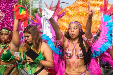 Toronto, ON, Kanada - 3 Ağustos 2024: Toronto Karayip Karnavalı Büyük Geçit Töreni katılımcıları.