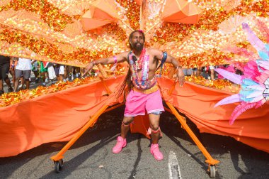 Toronto, ON, Kanada - 3 Ağustos 2024: renkli kostümlü geçit katılımcısı Toronto Karayip Karnavalı Büyük Geçit Töreni 'nde şamandıra çekti.