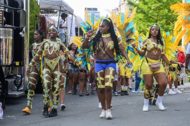 Toronto, ON, Kanada - 3 Ağustos 2024: Toronto Karayip Karnavalı Büyük Geçit Töreni katılımcıları.