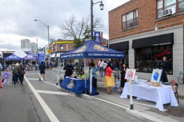 Toronto, ON, Kanada - 7 Eylül 2024: Geleneksel Kingsway 2024 Sokak Festivali 'nin tadını çıkaran insanlar