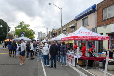 Toronto, ON, Kanada - 7 Eylül 2024: Geleneksel Kingsway 2024 Sokak Festivali 'nin tadını çıkaran insanlar