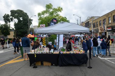 Toronto, ON, Kanada - 7 Eylül 2024: Geleneksel Kingsway 2024 Sokak Festivali 'nin tadını çıkaran insanlar