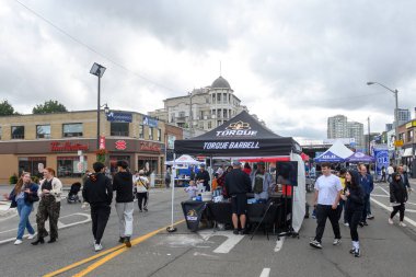 Toronto, ON, Kanada - 7 Eylül 2024: Geleneksel Kingsway 2024 Sokak Festivali 'nin tadını çıkaran insanlar