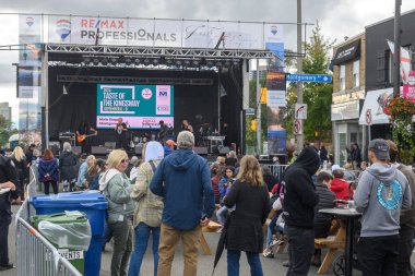 Toronto, ON, Kanada - 7 Eylül 2024: Geleneksel Kingsway 2024 Sokak Festivali 'nin tadını çıkaran insanlar