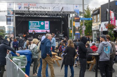 Toronto, ON, Kanada - 7 Eylül 2024: Geleneksel Kingsway 2024 Sokak Festivali 'nin tadını çıkaran insanlar