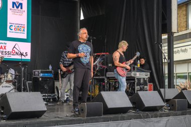 Toronto, ON, Kanada - 7 Eylül 2024: Kingsway 'in Tadı 2024 yıllık sokak festivali sırasında müzisyenler sahne aldı