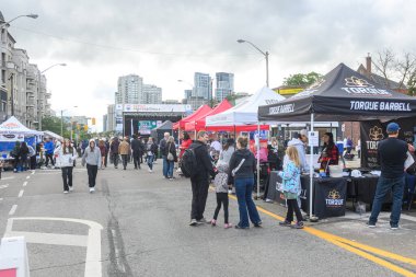 Toronto, ON, Kanada - 7 Eylül 2024: Geleneksel Kingsway 2024 Sokak Festivali 'nin tadını çıkaran insanlar