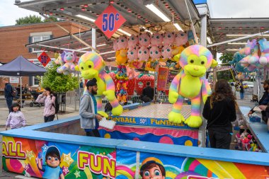 Toronto, ON, Kanada - 7 Eylül 2024: The Kingsway 2024 Yıllık Sokak Festivali 'nde satıcılar sunar