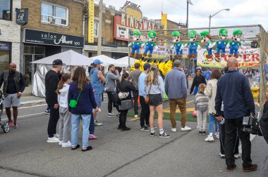 Toronto, ON, Kanada - 7 Eylül 2024: Geleneksel Kingsway 2024 Sokak Festivali 'nin tadını çıkaran insanlar