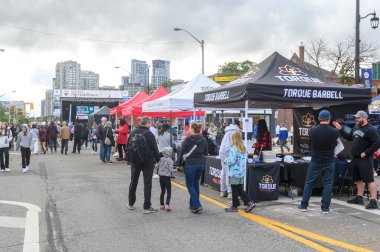 Toronto, ON, Kanada - 7 Eylül 2024: Geleneksel Kingsway 2024 Sokak Festivali 'nin tadını çıkaran insanlar