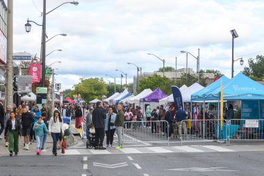 Toronto, ON, Kanada - 7 Eylül 2024: Geleneksel Kingsway 2024 Sokak Festivali 'nin tadını çıkaran insanlar