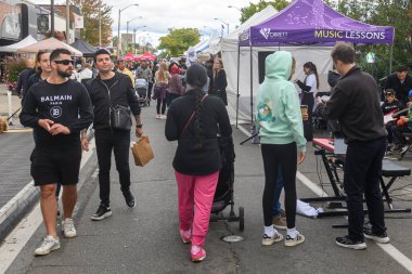 Toronto, ON, Kanada - 7 Eylül 2024: Geleneksel Kingsway 2024 Sokak Festivali 'nin tadını çıkaran insanlar