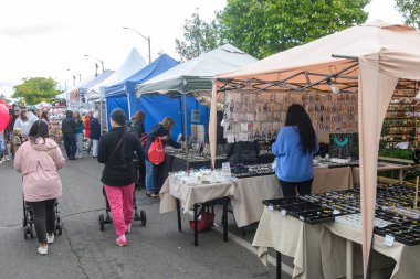 Toronto, ON, Kanada - 7 Eylül 2024: The Kingsway 2024 Yıllık Sokak Festivali 'nde satıcılar sunar