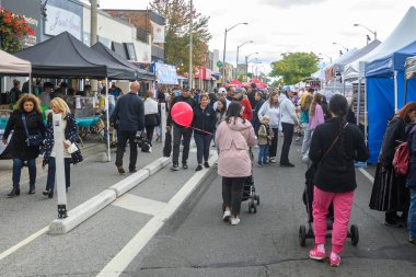 Toronto, ON, Kanada - 7 Eylül 2024: Geleneksel Kingsway 2024 Sokak Festivali 'nin tadını çıkaran insanlar