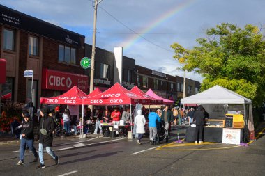 Toronto, ON, Kanada - 7 Eylül 2024: Geleneksel Kingsway 2024 Sokak Festivali 'nin tadını çıkaran insanlar