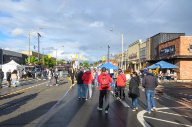 Toronto, ON, Kanada - 7 Eylül 2024: Geleneksel Kingsway 2024 Sokak Festivali 'nin tadını çıkaran insanlar