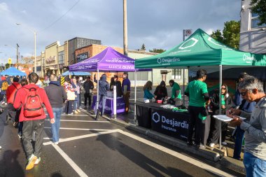 Toronto, ON, Kanada - 7 Eylül 2024: Geleneksel Kingsway 2024 Sokak Festivali 'nin tadını çıkaran insanlar