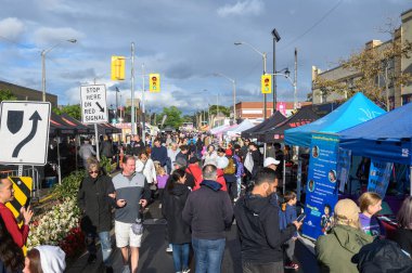 Toronto, ON, Kanada - 7 Eylül 2024: Geleneksel Kingsway 2024 Sokak Festivali 'nin tadını çıkaran insanlar