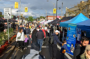 Toronto, ON, Kanada - 7 Eylül 2024: Geleneksel Kingsway 2024 Sokak Festivali 'nin tadını çıkaran insanlar