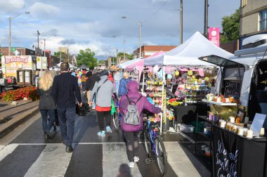 Toronto, ON, Kanada - 7 Eylül 2024: Geleneksel Kingsway 2024 Sokak Festivali 'nin tadını çıkaran insanlar