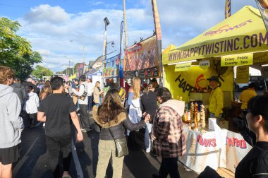 Toronto, ON, Kanada - 7 Eylül 2024: Geleneksel Kingsway 2024 Sokak Festivali 'nin tadını çıkaran insanlar