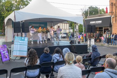 Toronto, ON, Kanada - 7 Eylül 2024: Çocuklar her yıl düzenlenen Kingsway 'in Tadı 2024 sokak festivali sırasında sahnede sahne alıyorlar