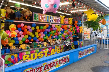 Toronto, ON, Kanada - 7 Eylül 2024: The Kingsway 2024 Yıllık Sokak Festivali 'nde satıcılar sunar