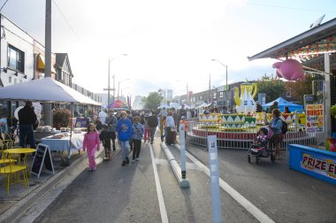 Toronto, ON, Kanada - 7 Eylül 2024: Geleneksel Kingsway 2024 Sokak Festivali 'nin tadını çıkaran insanlar