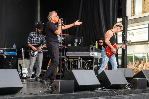 Toronto, ON, Kanada - 7 Eylül 2024: Kingsway 'in Tadı 2024 yıllık sokak festivali sırasında müzisyenler sahne aldı