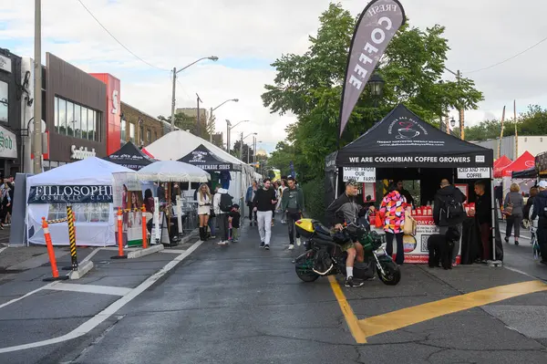 Toronto, ON, Kanada - 7 Eylül 2024: Geleneksel Kingsway 2024 Sokak Festivali 'nin tadını çıkaran insanlar