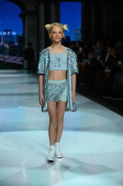 Toronto, ON, Kanada - 7 Aralık 2024: Toronto Çocuk Moda Haftası sırasında Milana Loren Resort koleksiyonunda bir model podyumda yürüyor