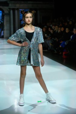 Toronto, ON, Kanada - 7 Aralık 2024: Toronto Çocuk Moda Haftası sırasında Milana Loren Resort koleksiyonunda bir model podyumda yürüyor