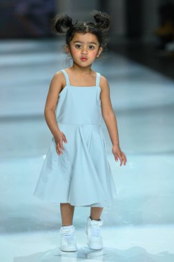 Toronto, ON, Kanada - 7 Aralık 2024: Toronto Çocuk Moda Haftası sırasında Milana Loren Resort koleksiyonunda bir model podyumda yürüyor