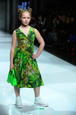 Toronto, ON, Kanada - 7 Aralık 2024: Toronto Çocuk Moda Haftası sırasında Milana Loren Resort koleksiyonunda bir model podyumda yürüyor