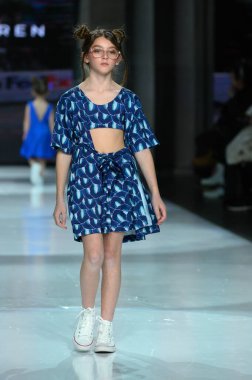 Toronto, ON, Kanada - 7 Aralık 2024: Toronto Çocuk Moda Haftası sırasında Milana Loren Resort koleksiyonunda bir model podyumda yürüyor