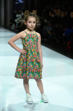 Toronto, ON, Kanada - 7 Aralık 2024: Toronto Çocuk Moda Haftası sırasında Milana Loren Resort koleksiyonunda bir model podyumda yürüyor