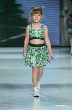 Toronto, ON, Kanada - 7 Aralık 2024: Toronto Çocuk Moda Haftası sırasında Milana Loren Resort koleksiyonunda bir model podyumda yürüyor