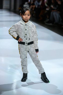 Toronto, ON, Kanada - 7 Aralık 2024: Toronto Çocuk Moda Haftası sırasında Olesia Lazovaia koleksiyonunda bir model podyumda yürüyor