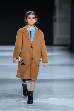 Toronto, ON, Kanada - 7 Aralık 2024: Toronto Çocuk Moda Haftası sırasında Olesia Lazovaia koleksiyonunda bir model podyumda yürüyor