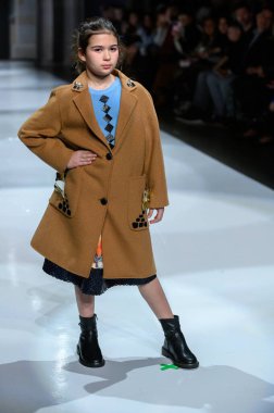 Toronto, ON, Kanada - 7 Aralık 2024: Toronto Çocuk Moda Haftası sırasında Olesia Lazovaia koleksiyonunda bir model podyumda yürüyor