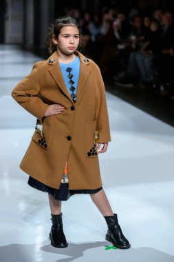 Toronto, ON, Kanada - 7 Aralık 2024: Toronto Çocuk Moda Haftası sırasında Olesia Lazovaia koleksiyonunda bir model podyumda yürüyor