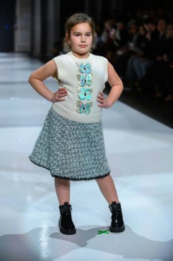Toronto, ON, Kanada - 7 Aralık 2024: Toronto Çocuk Moda Haftası sırasında Olesia Lazovaia koleksiyonunda bir model podyumda yürüyor