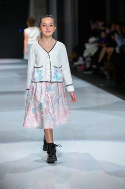 Toronto, ON, Kanada - 7 Aralık 2024: Toronto Çocuk Moda Haftası sırasında Olesia Lazovaia koleksiyonunda bir model podyumda yürüyor