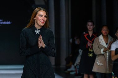 Toronto, ON, Kanada - 7 Aralık 2024: Tasarımcı Olesia Lazovaia, Toronto Çocuk Moda Haftası defilesinde tasarımlarını gösterdikten sonra podyuma çıktı