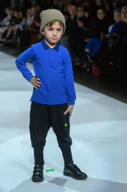 Toronto, ON, Kanada - 7 Aralık 2024: Toronto Çocuk Moda Haftası 'nda bir model Retro Kid koleksiyonunda podyumda yürüyor.